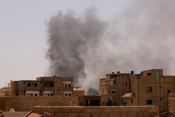 수단 북부 하르툼에서 RSF와 정부군의 충돌로 연기가 피어오르고 있다. 로이터=연합뉴스